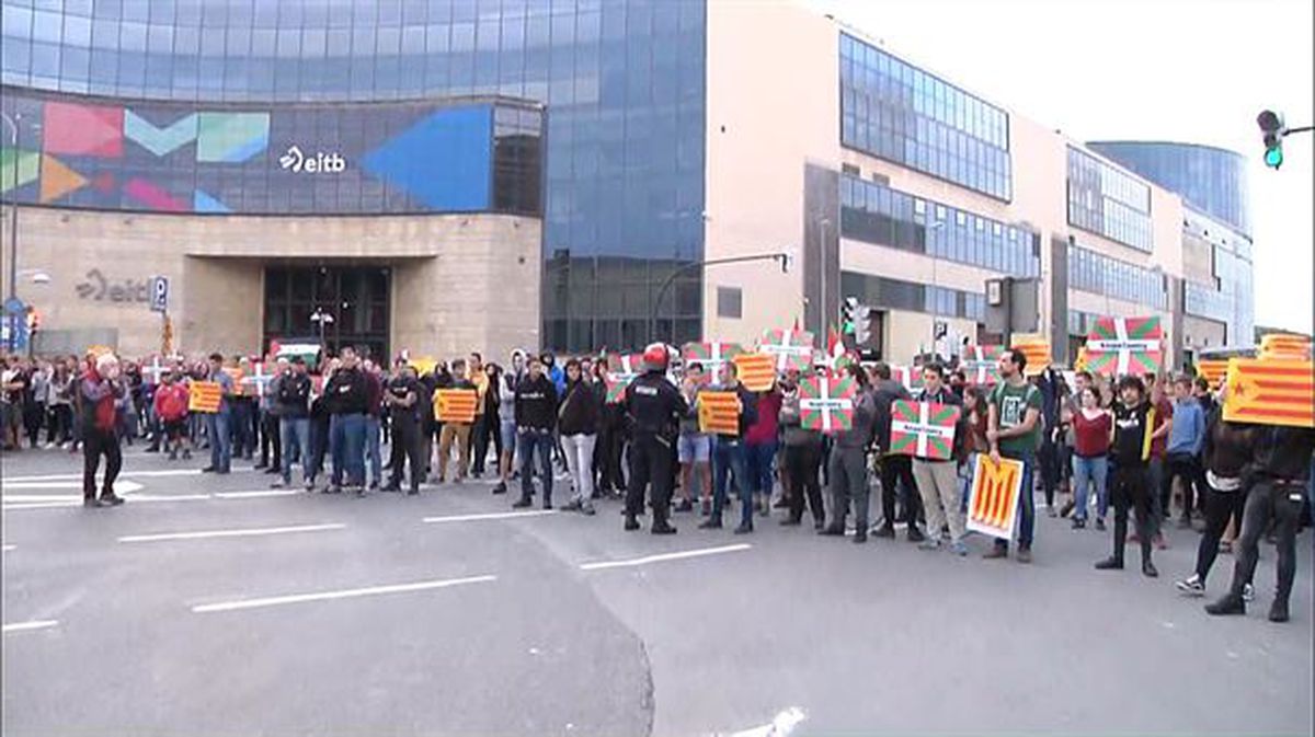 Cientos de jóvenes cierran el acceso a Bilbao por San Mamés. Foto: EiTB