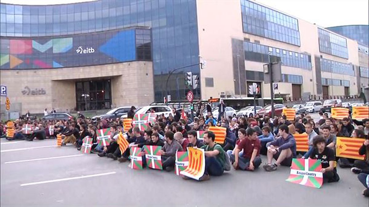 Cientos de jóvenes cierran el acceso a Bilbao por San Mamés. Foto: EiTB