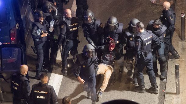 Uno de los detenidos anoche en Barcelona.