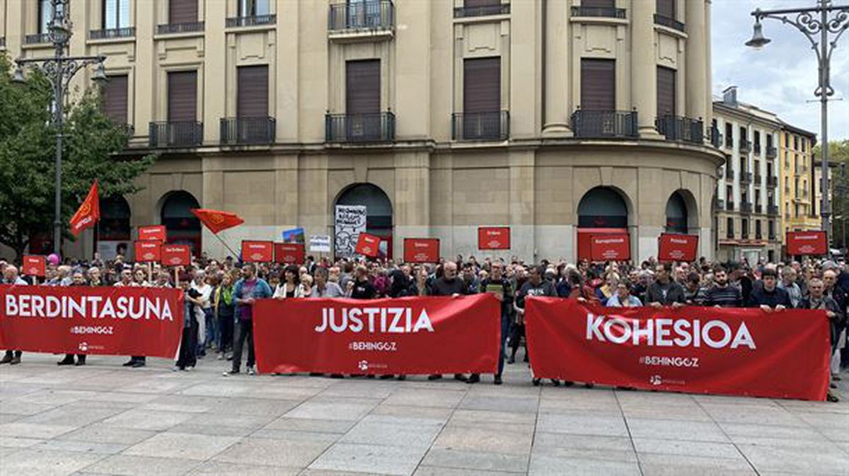 Cientos de personas protestan frente al Palacio de Navarra en Pamplona. Foto: Kontseilua