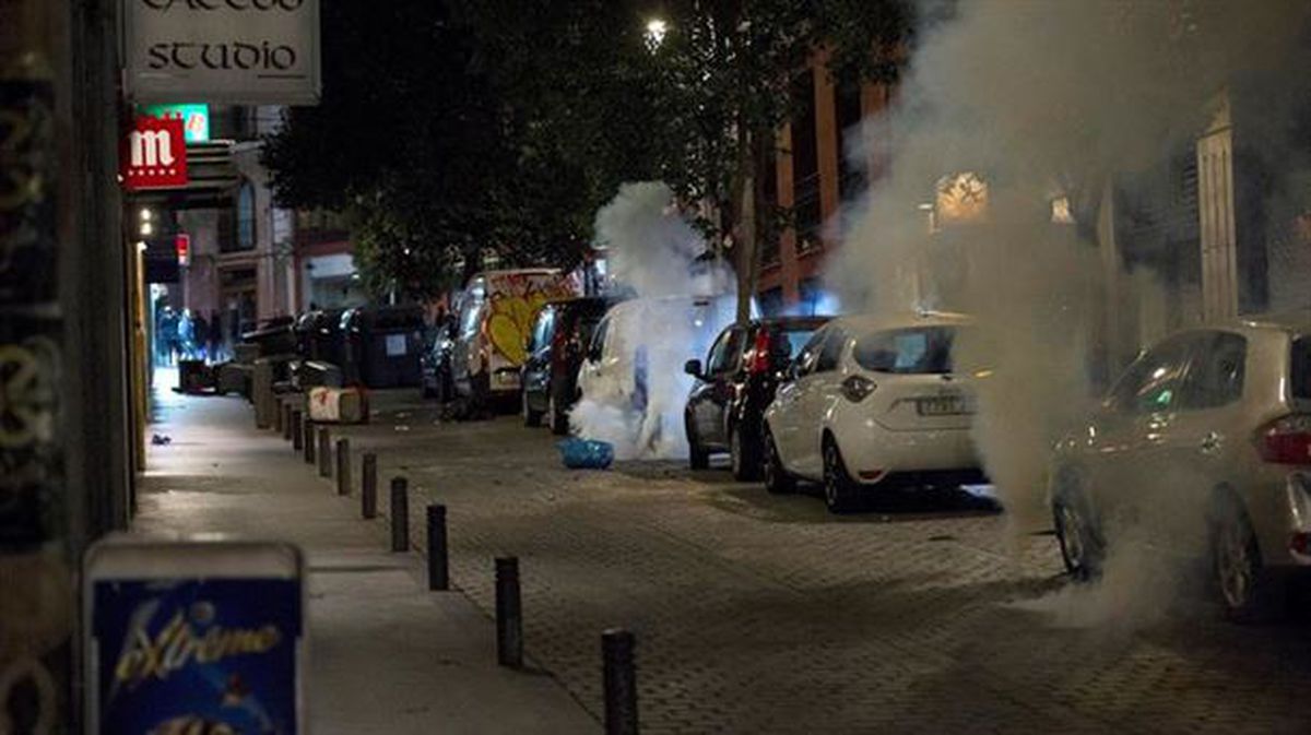 Gases lacrimógenos lanzados por la Policía Nacional en Madrid. Foto: EFE/Luca Piergiovanni