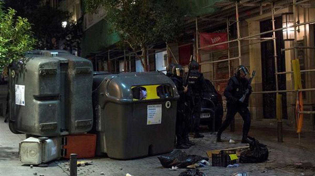 Espainiako Polizia Madrileko erdialdean. Argazkia: EFE/Luca Piergiovanni