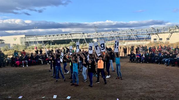 Alumnos de la ikastola Argia, en el acto de apertura. Foto: Jon Artano, Euskadi Irratia. 