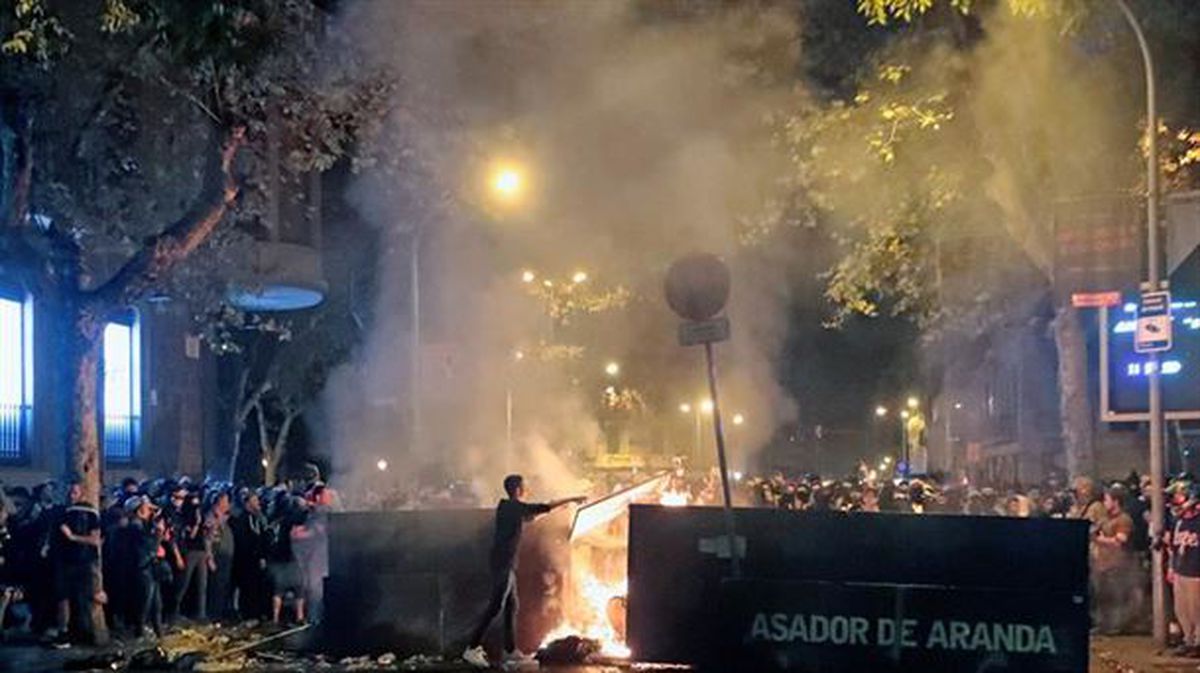 Manifestante detenido la noche del viernes en Barcelona. 