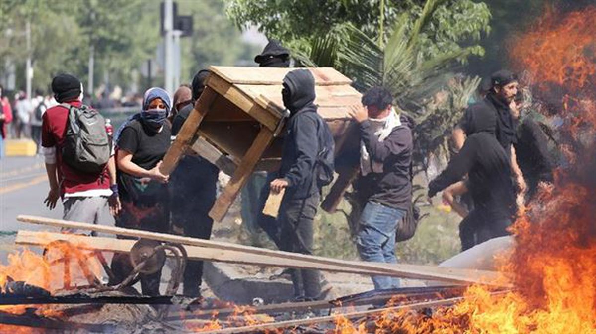 Manifestantes queman objetos en Santiago (Chile). Foto: EFE/ Elvis González