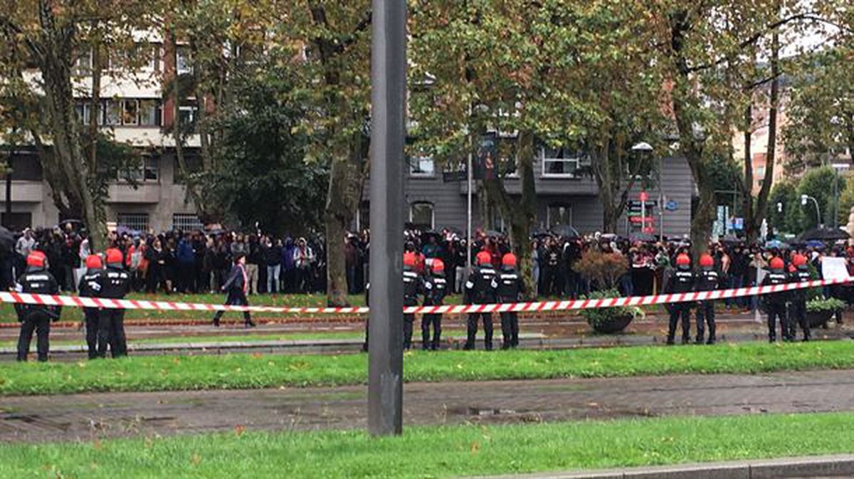 Cordón policial de la Ertzaintza frente al Palacio Euskalduna. Foto: Lierni Aguirrezabala