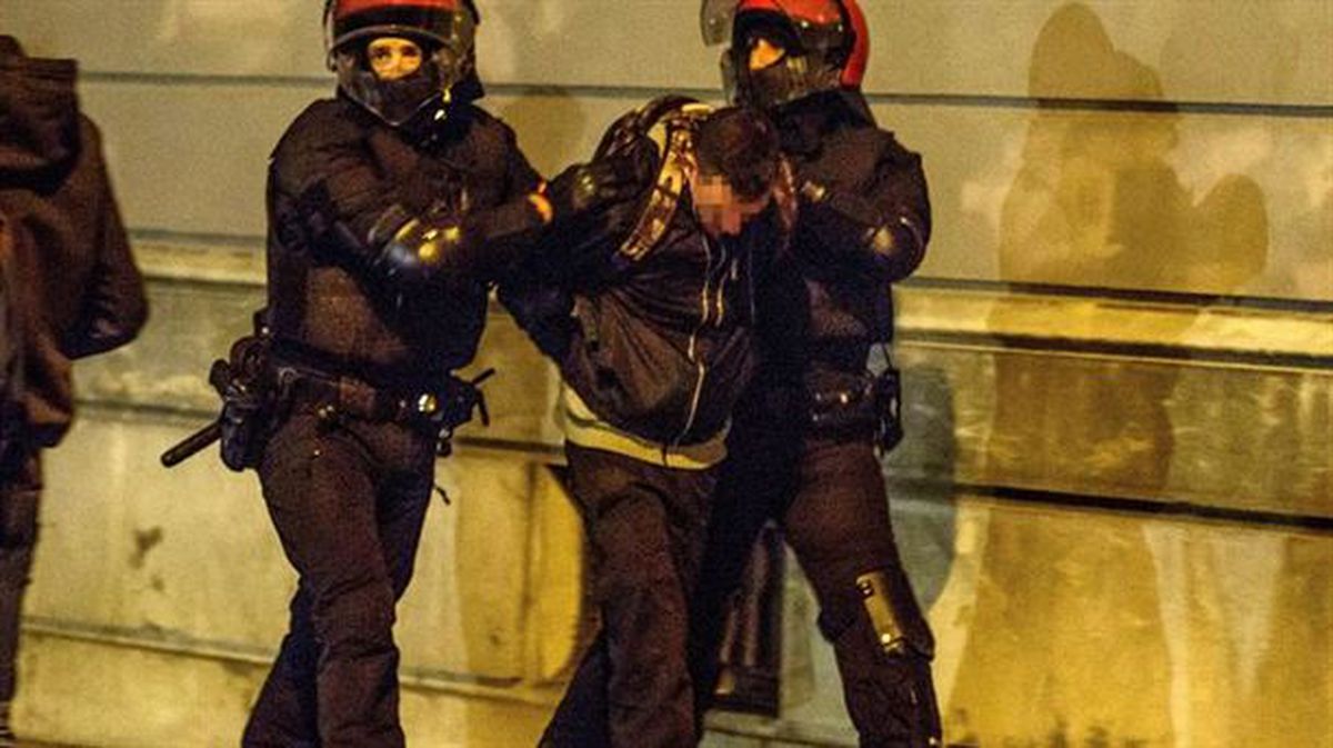 Agentes de la Ertzaintza con uno de los detenidos en Bilbao. 