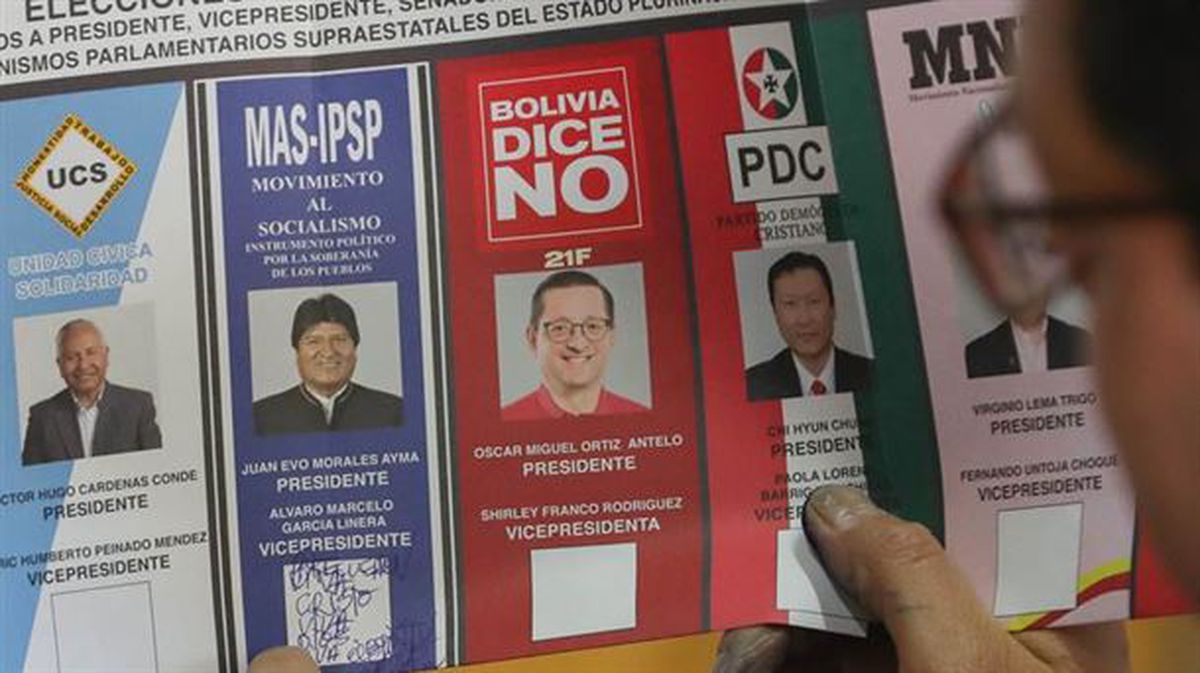 Papeleteas de los candidatos en las elecciones de Bolivia