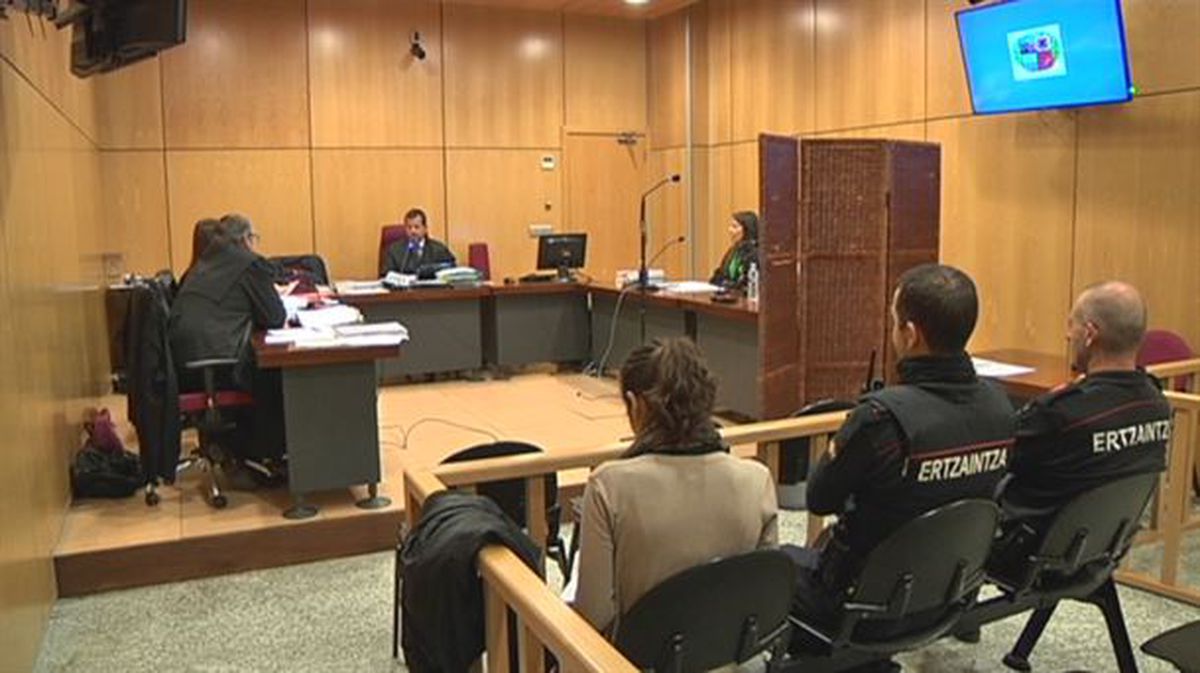 La sala del juicio, con el juez, fiscal, acusaciones y defensa 
