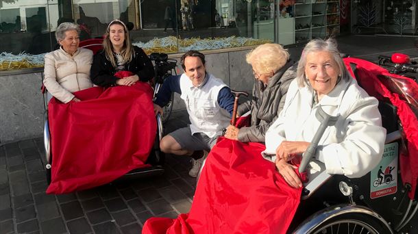 Personas mayores de residencias de Donostia disfrutando de un paseo en bicicleta