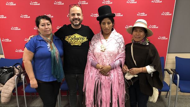 Yovana Aireyu, Nancy Quispe y Ana Delia Tenorio con Galder Pérez. RE