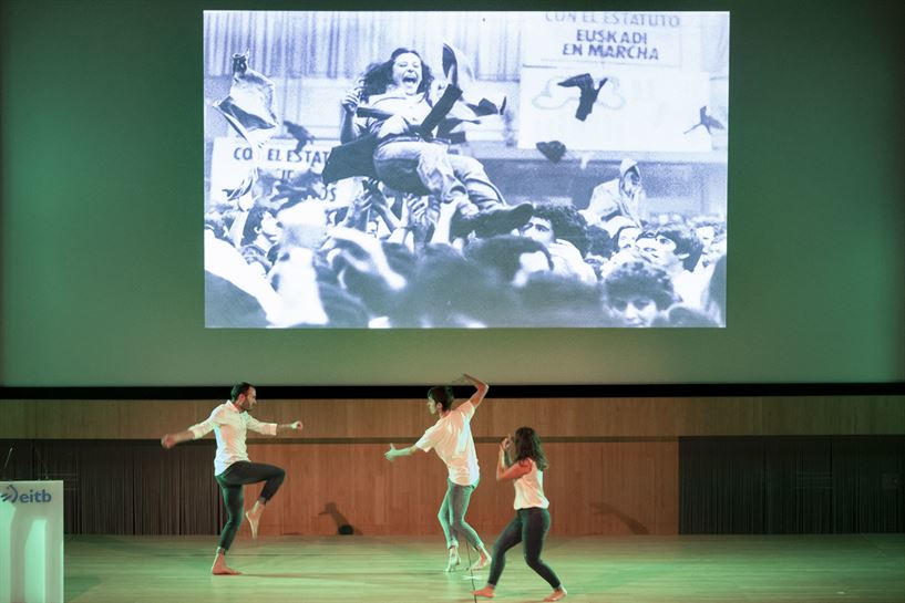 EiTB presenta el documental '40 taupada, herri bat'.