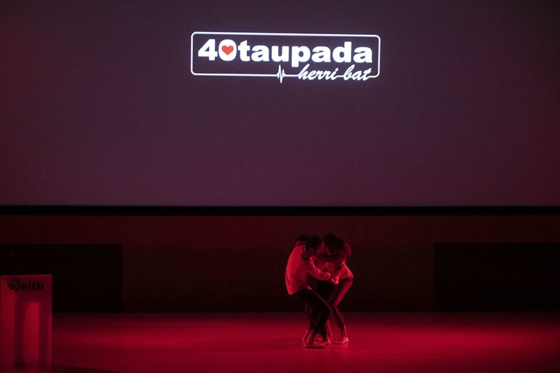 EiTB presenta el documental '40 taupada, herri bat'.
