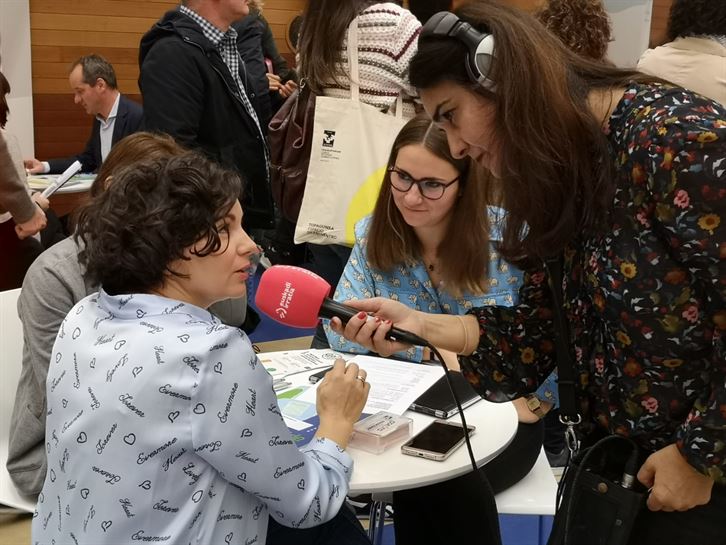 Esther Aizpurua con un visitante de Merkalan