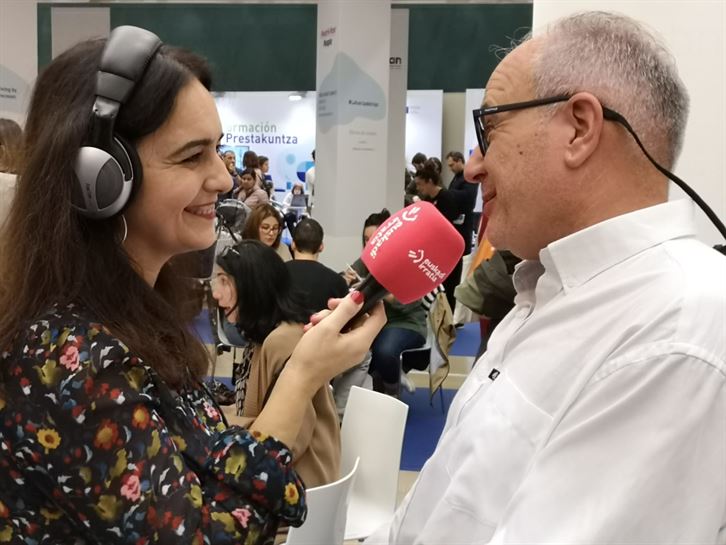 Esther Aizpurua con un visitante de Merkalan