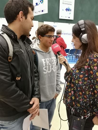 Esther Aizpurua con visitantes de Merkalan