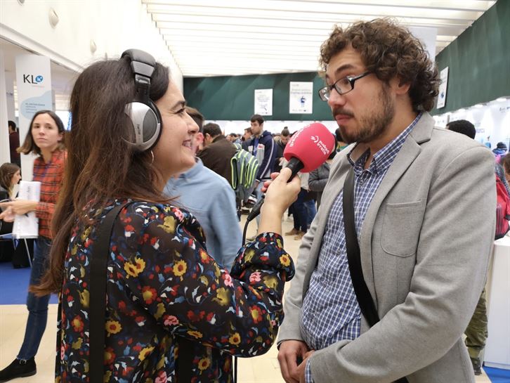 Esther Aizpurua con un visitante de Merkalan