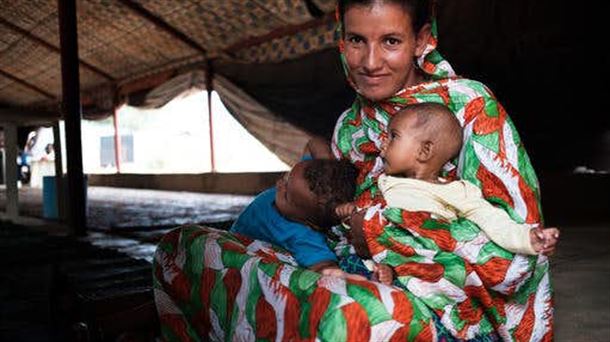 Mujer maliense con su familia refugiados en el campamento de Mbera en Mauritania