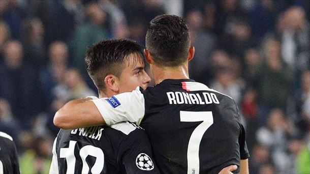 Dybala y Ronaldo celebran uno de los goles