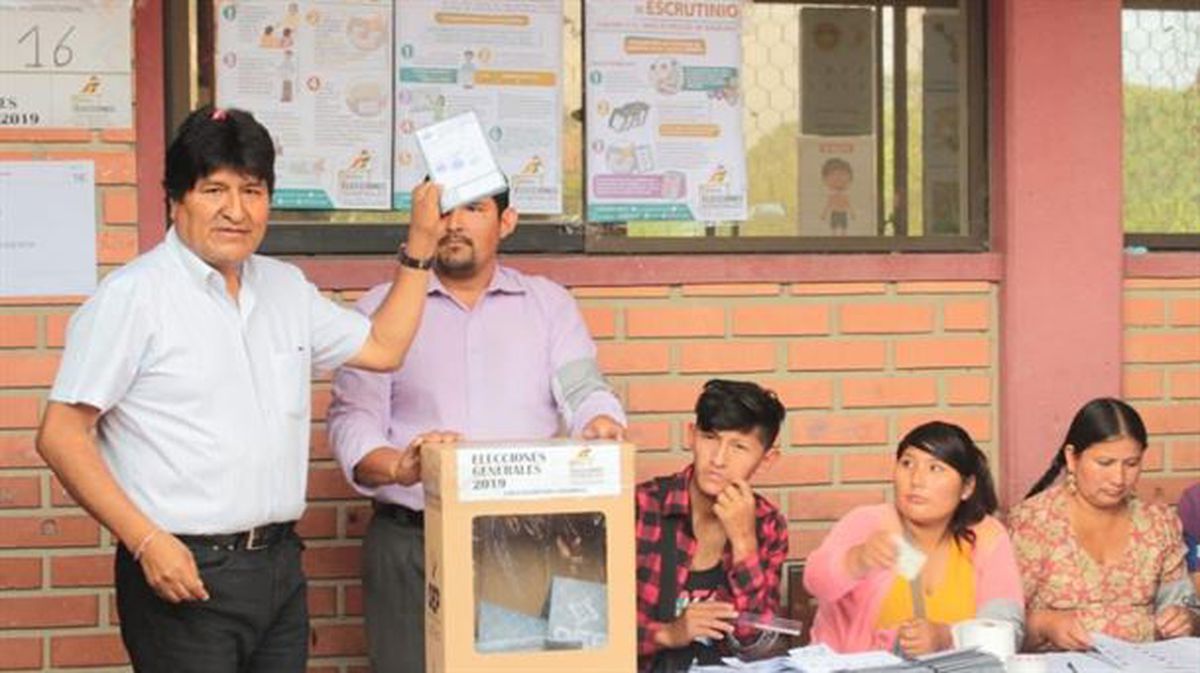 Evo Morales votando en la primera vuelta de las elecciones de Bolivia