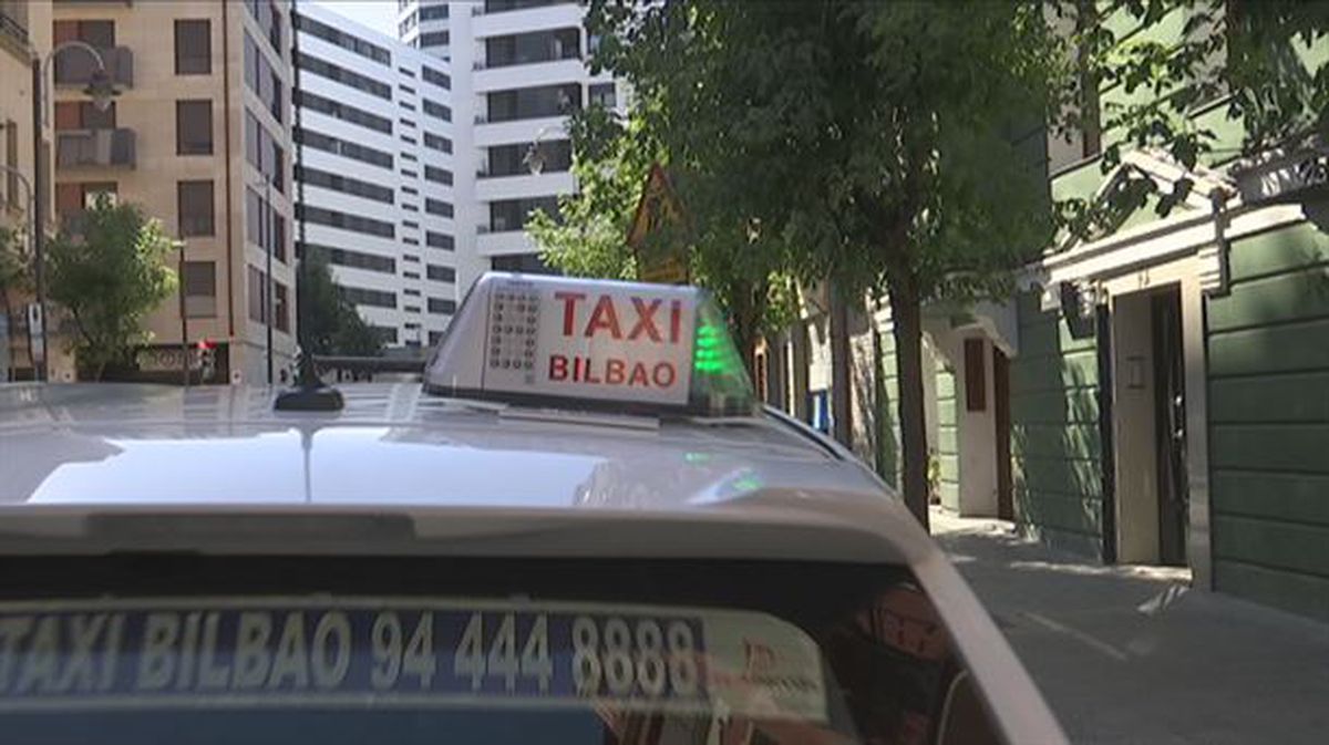 Taxi disponible en Bilbao. Foto obtenida de un vídeo de EiTB