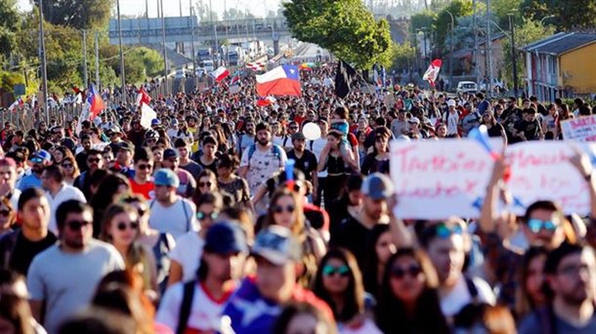Decenas de personas protestan por la subida del precio del billete del metro en Chile. Foto: EFE