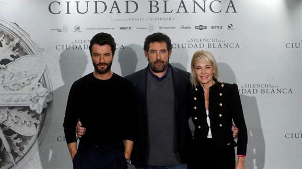 Foto de los protagonistas y el director de "El silencio de la ciudad blanca"