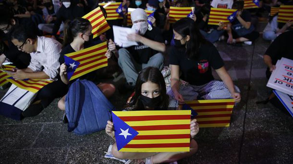 Manifestantes hongkoneses con la bandera estelada