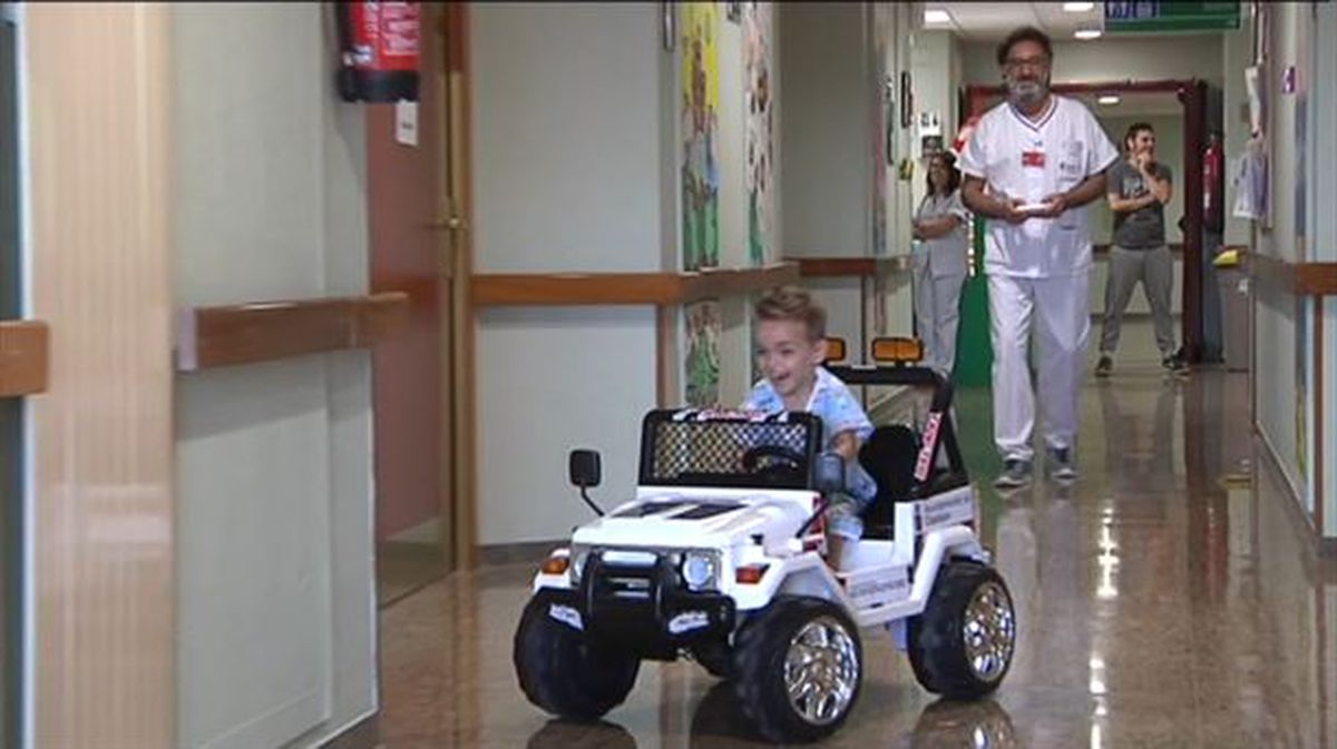 Un niño va al quirófano en coche eléctrico / EiTB