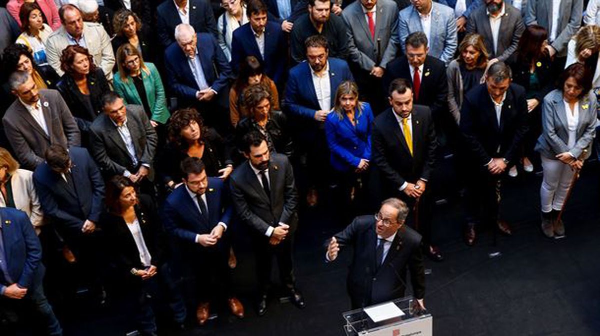Quim Torra rodeado de alcaldes en el Palau de la Generalitat esta mañana.