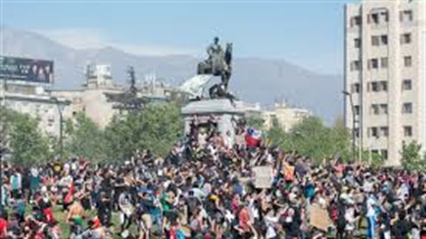 Txileko protestetako irudiak. jendetza kalean metroko txartelaren garestitzearen kontra             