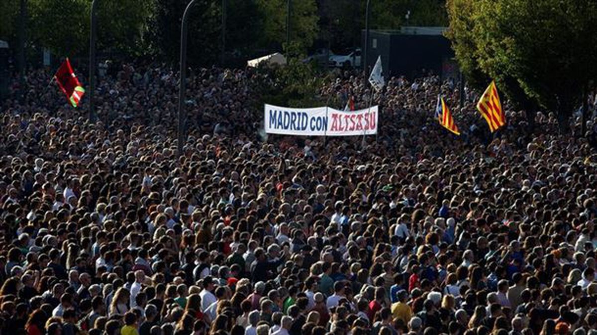 Miles de personas se concentran ante el Palacio de Justicia de Navarra.