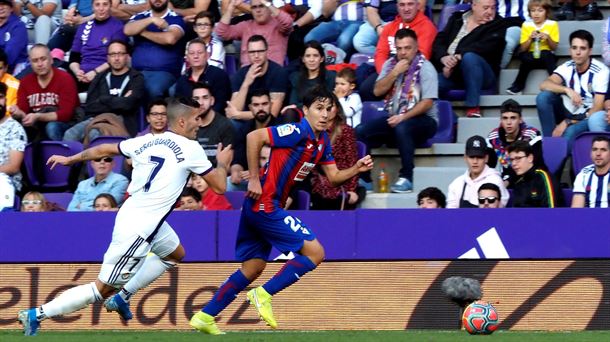 Álvaro Tejero disputa un balón en el último choque frente al Valladolid. Fuente: EFE