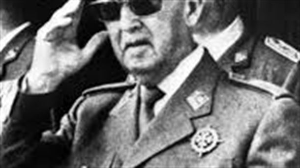 Francisco Franco diktadorea agurra egiten eskua kopetean duela                                      