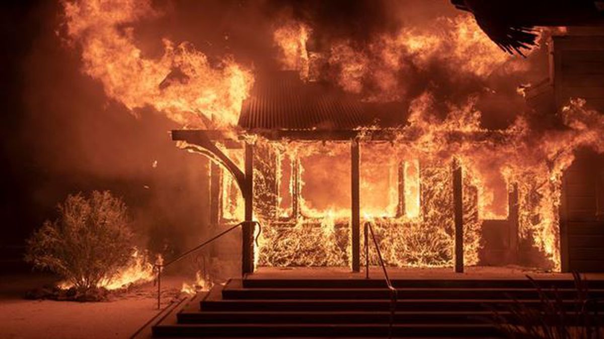El incendio en el norte de California ya ha quemado más de 12.140 hectáreas en Sonoma. Foto: EFE