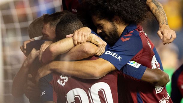 Los jugadores de Osasuna celebrando la victoria. Foto: EFE