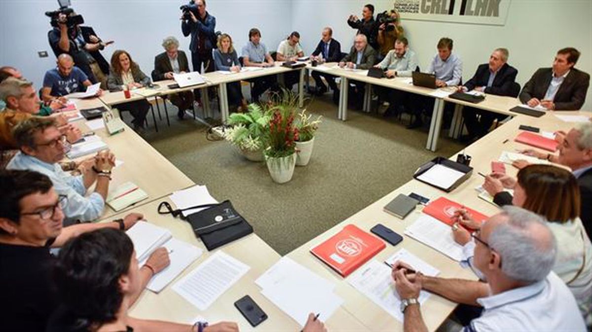Reunión entre sindicatos y concentrada, esta semana, en Bilbao. Foto: EiTB. 