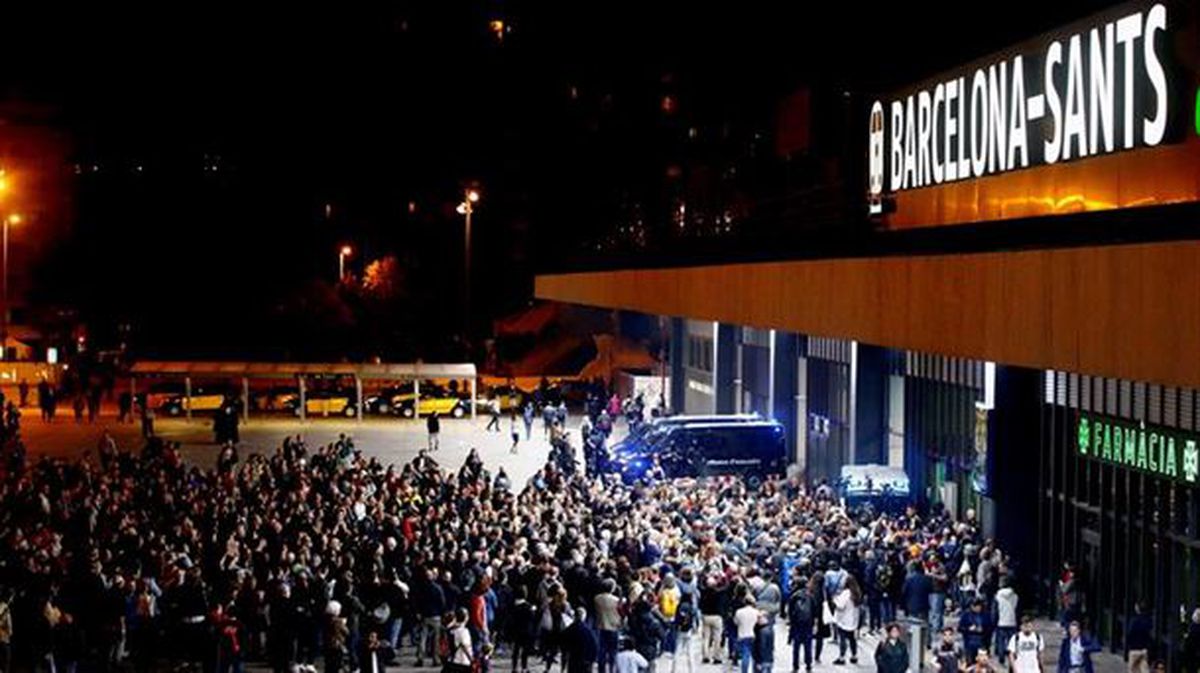 Manifestantes bloquean los accesos a la estación de Sants en Barcelona