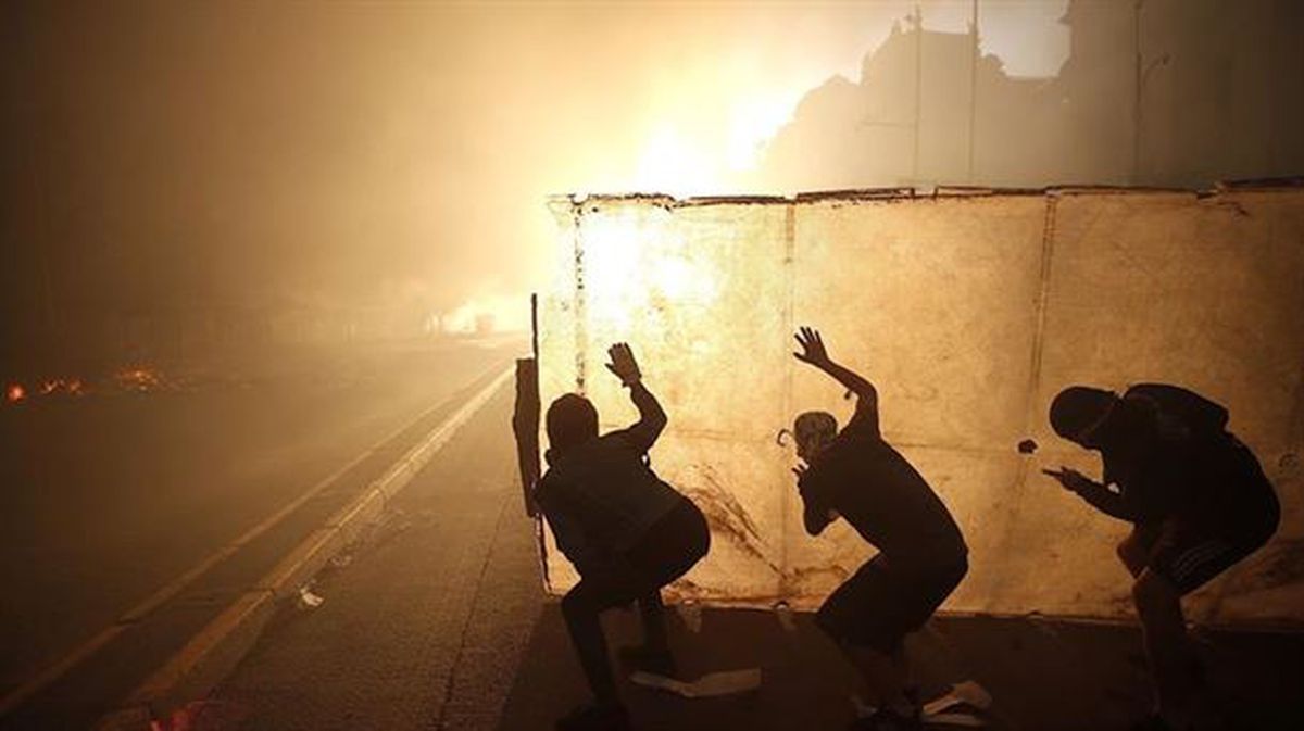 La protesta de este lunes en Chile ha finalizado con un gran incendio en Santiago. Foto: EFE.