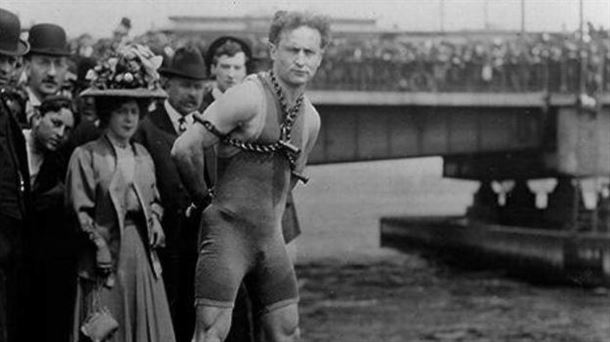 Harry Houdini, en una de sus espectáculos