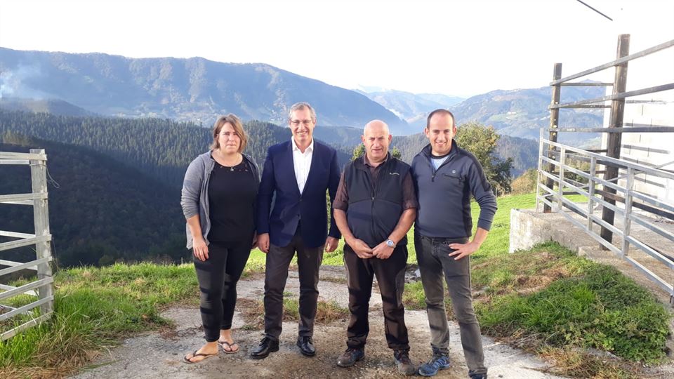 Markel Olano con los propietarios de la quesería Mausitxa