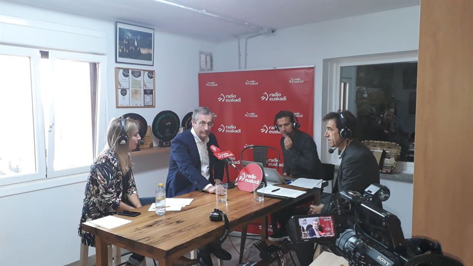 Tertulia en el caserío Mausitxa