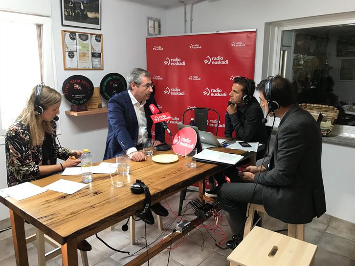 Tertulia en el caserío Mausitxa