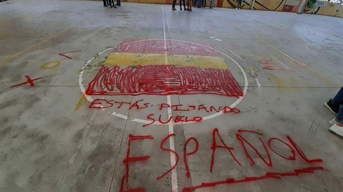 La pintada realizada en el patio del colegio de Mendillorri.