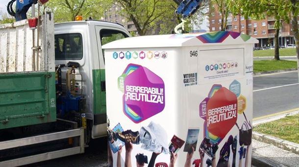 Un contenedor de reciclaje de ropa de Vitoria-Gasteiz.