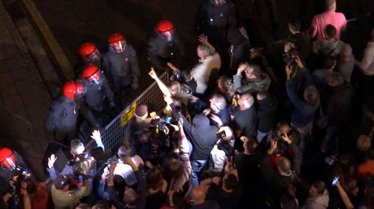 Cientos de vecinos de Santurtzi se han concentrado para intentar echar a unos ocupas / EiTB