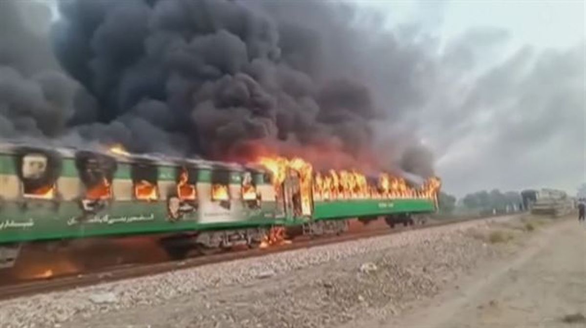 El incendio en Rahim Yar Jan, al norte de Pakistán, ha destruido tres compartimentos. Foto: EFE