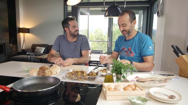 Joseba Arguiñano charlando con un vecino de Mendata