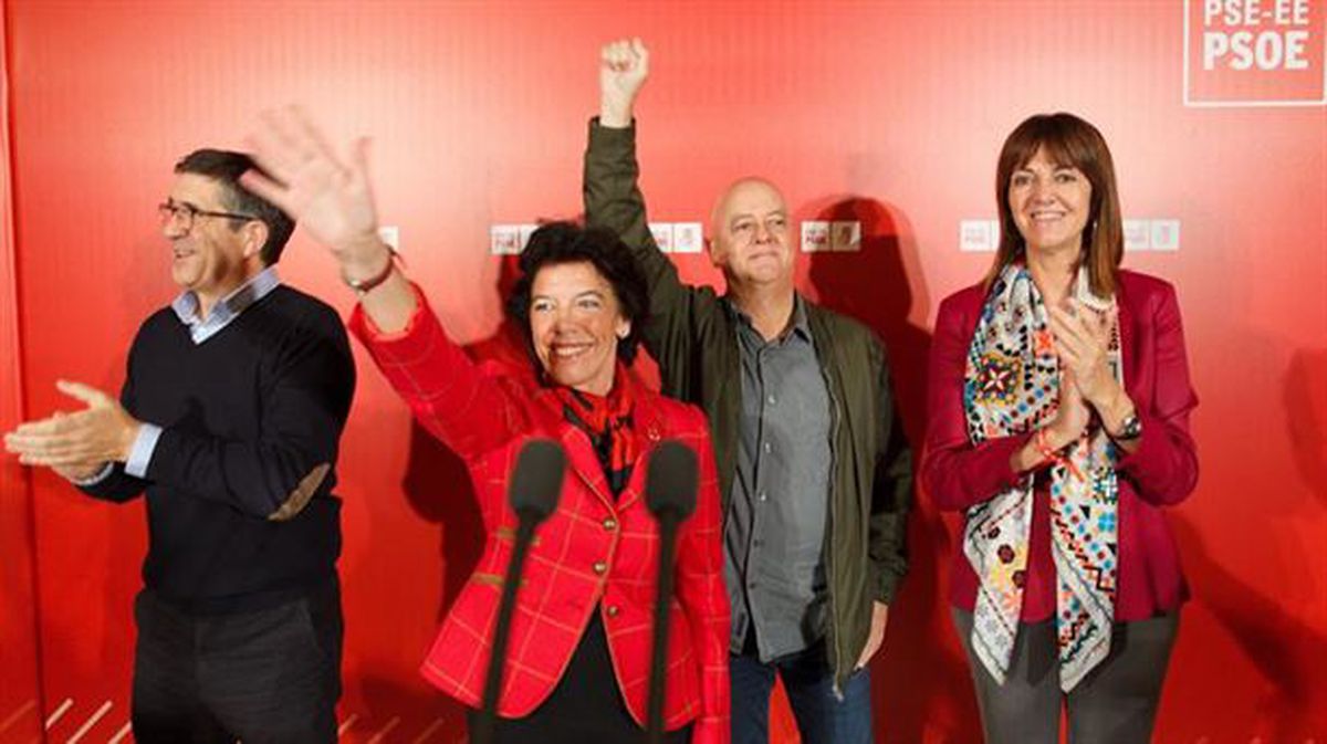 Mendia, junto a los candidatos del PSOE. Foto: Efe
