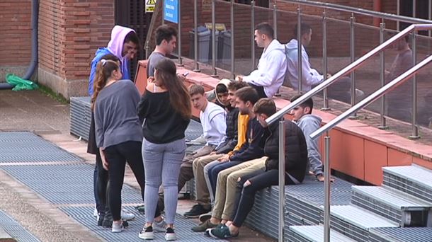 Jóvenes reunidos en un patio a la hora del recreo.